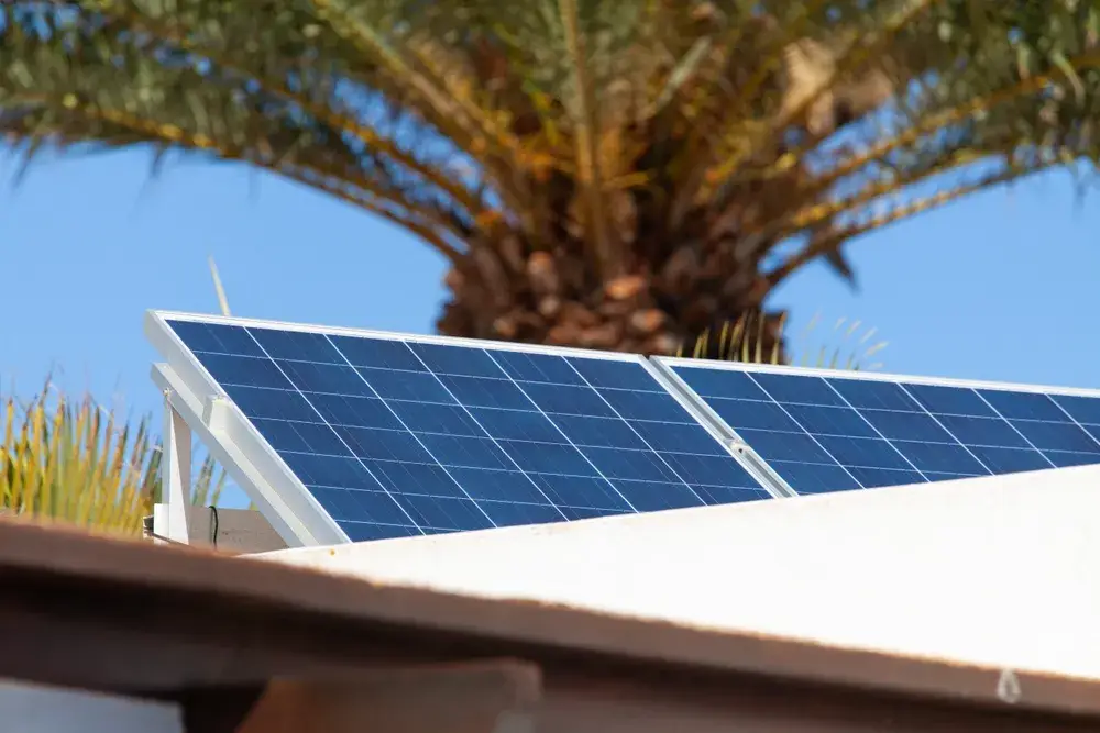 Comparatif panneaux solaires 974 : installation photovoltaïque haute performance à La Réunion en 2026.