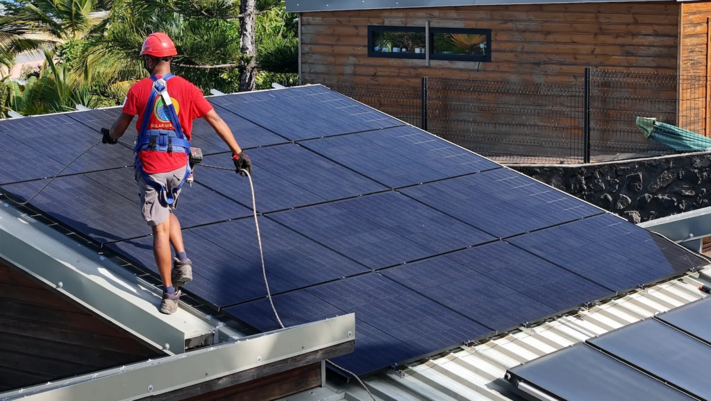 Zoom sur la texture d'un panneau solaire Full Black haute performance sans circuits argentés visibles.