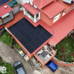 Installation de panneaux solaires sur une toiture à La Réunion pour réduire la consommation de kWh et optimiser le ROI.