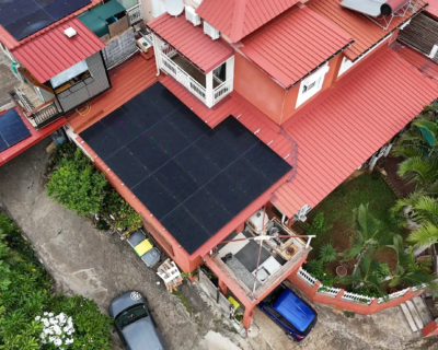 Installation de panneaux solaires sur une toiture à La Réunion pour réduire la consommation de kWh et optimiser le ROI.