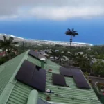 Pose de panneaux photovoltaïques Solar Service sur une toiture à Saint-Leu, La Réunion.