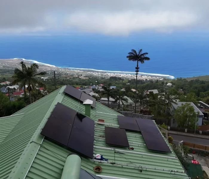 Pose de panneaux photovoltaïques Solar Service sur une toiture à Saint-Leu, La Réunion.