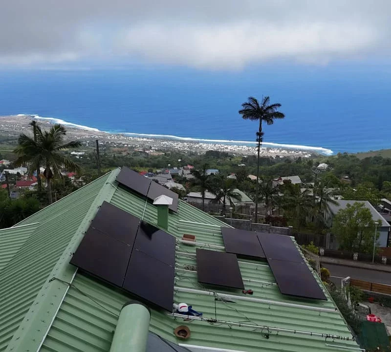 Pose de panneaux photovoltaïques Solar Service sur une toiture à Saint-Leu, La Réunion.