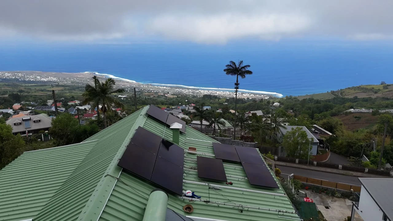 Pose de panneaux photovoltaïques Solar Service sur une toiture à Saint-Leu, La Réunion.
