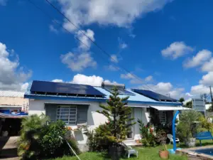 Installation de panneaux photovoltaïques sur une maison à La Réunion éligible aux aides de la Région.