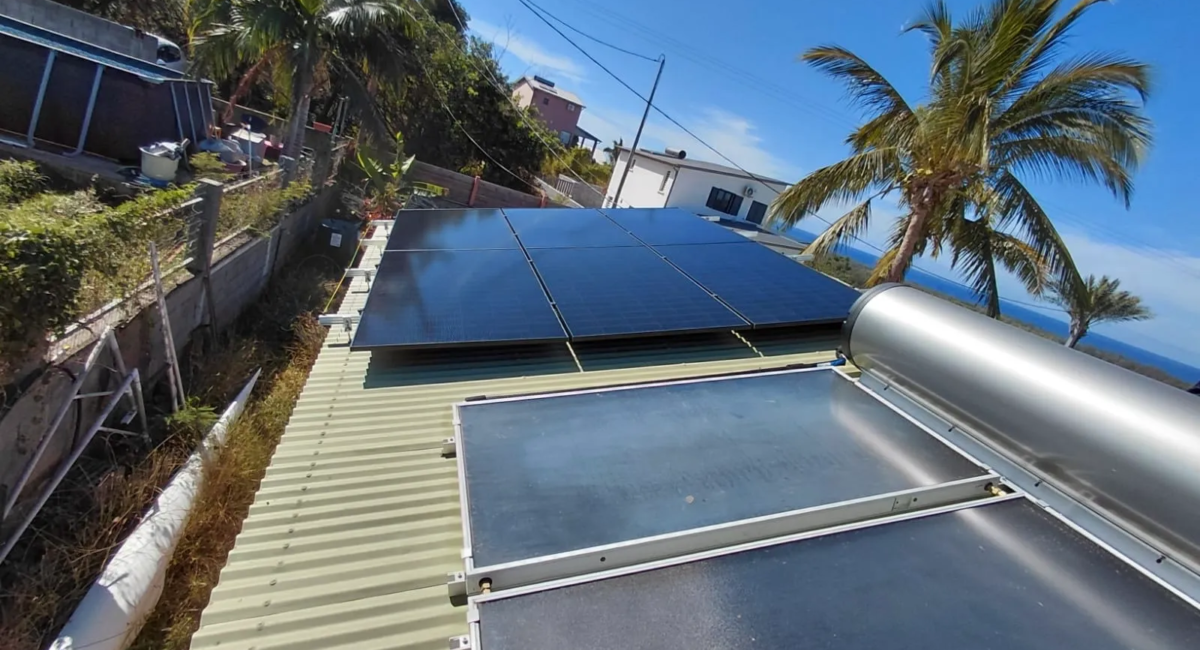 Installation photovoltaïque 6 kW avec panneaux solaires et chauffe-eau solaire sur toiture à La Réunion
