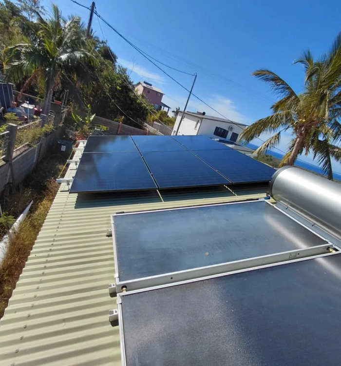 Installation photovoltaïque 6 kW avec panneaux solaires et chauffe-eau solaire sur toiture à La Réunion