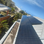 Panneaux photovoltaïques installés sur une toiture à Saint-Paul à La Réunion