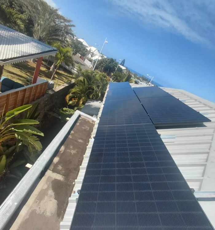 Panneaux photovoltaïques installés sur une toiture à Saint-Paul à La Réunion