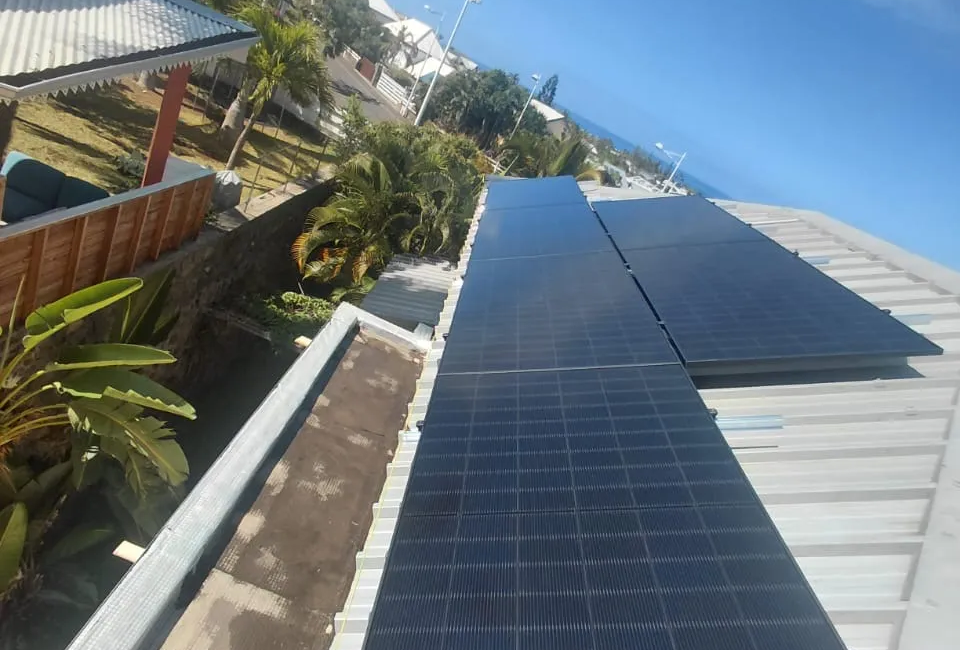 Panneaux photovoltaïques installés sur une toiture à Saint-Paul à La Réunion