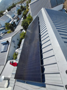 Panneaux solaires photovoltaïques installés sur une maison à Saint-Paul à La Réunion