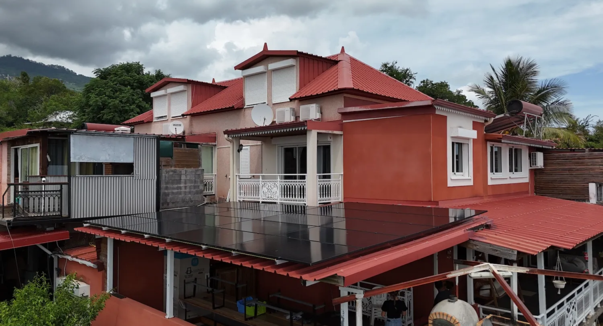 Installation de panneaux photovoltaïques sur une maison multi pan à Saint-Leu La Réunion