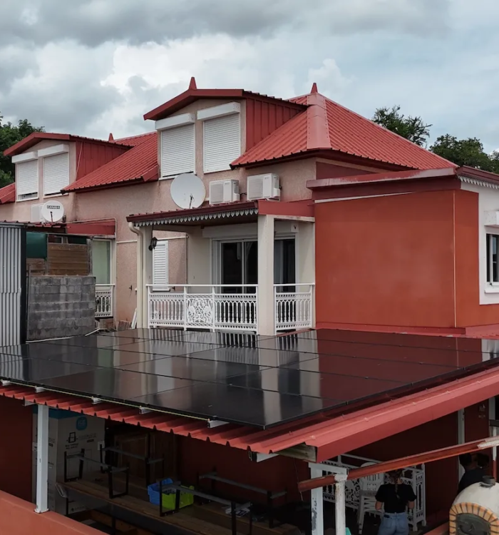 Installation de panneaux photovoltaïques sur une maison multi pan à Saint-Leu La Réunion