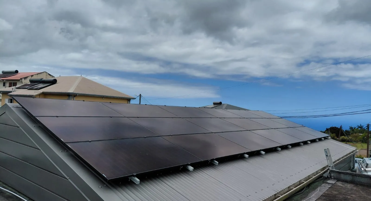 Panneaux solaires installés sur toiture pour une installation photovoltaïque 9 kW à Saint-Paul