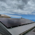 Panneaux solaires installés sur toiture pour une installation photovoltaïque 9 kW à Saint-Paul