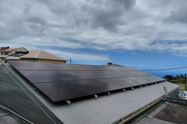 Panneaux solaires installés sur toiture pour une installation photovoltaïque 9 kW à Saint-Paul