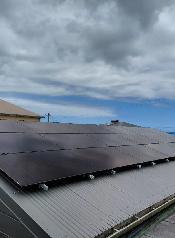 Panneaux solaires installés sur toiture pour une installation photovoltaïque 9 kW à Saint-Paul