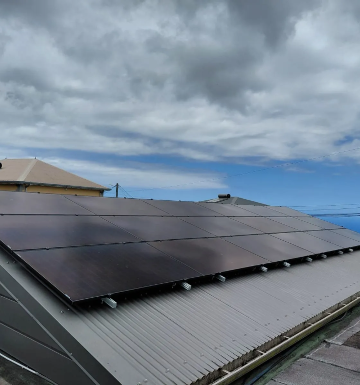 Panneaux solaires installés sur toiture pour une installation photovoltaïque 9 kW à Saint-Paul