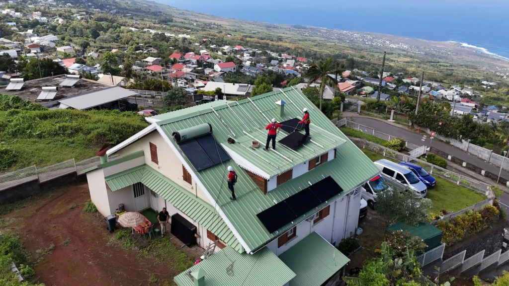 Vue drone d'une toiture multi pan avec panneaux photovoltaïques à La Chaloupe Saint-Leu.