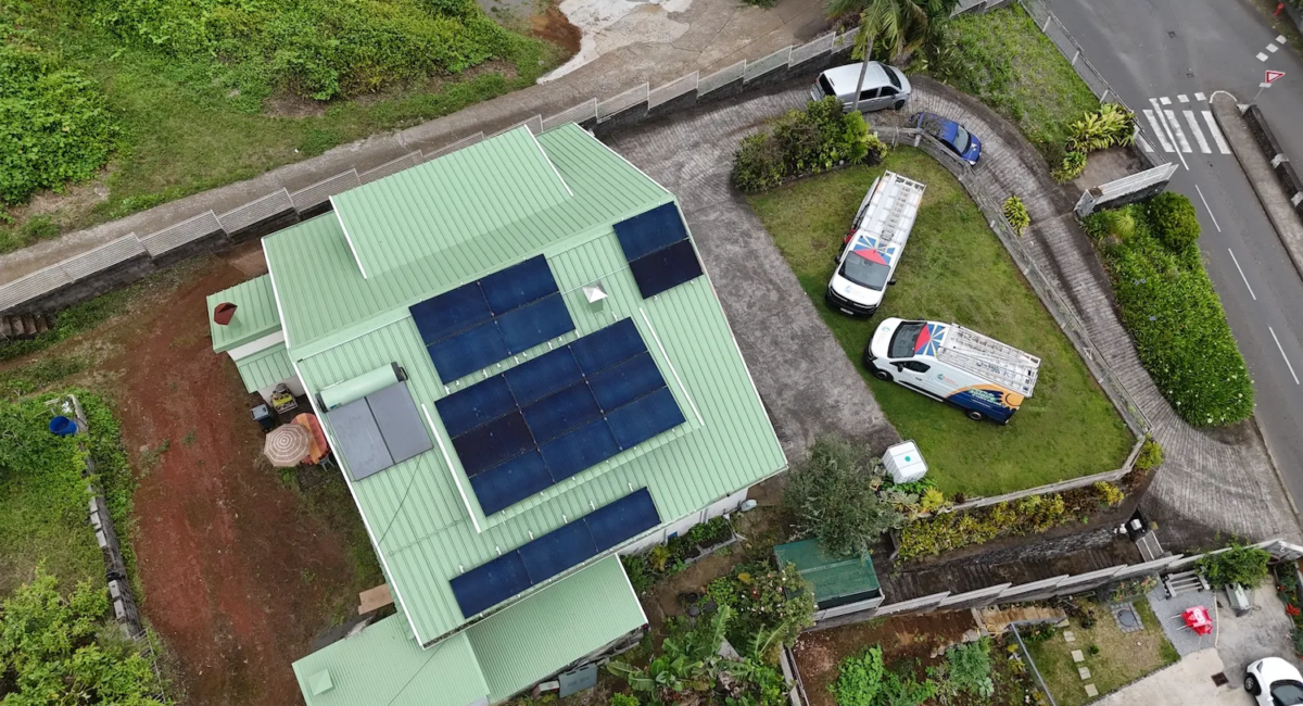 Centrale photovoltaïque Solar Service de 9 kWc installée à La Chaloupe Saint-Leu chez M. Boyer