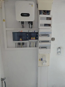 Onduleur photovoltaïque et tableau électrique d’une installation solaire 6 kW à Saint-Paul La Réunion