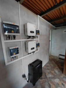 Onduleurs photovoltaïques et batterie solaire installés dans une habitation à Saint-Paul à La Réunion