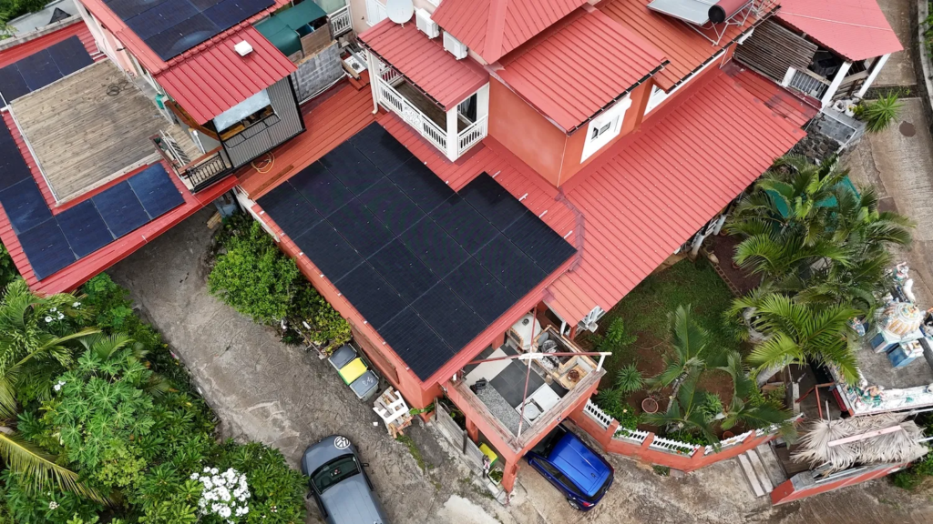 Finition esthétique des panneaux solaires Full Black sur les différents pans d'une toiture à Saint Leu.