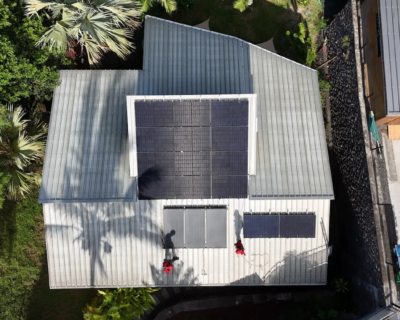 Panneaux solaires esthétiques Full Black sur une villa moderne à Saint-Gilles, La Réunion.