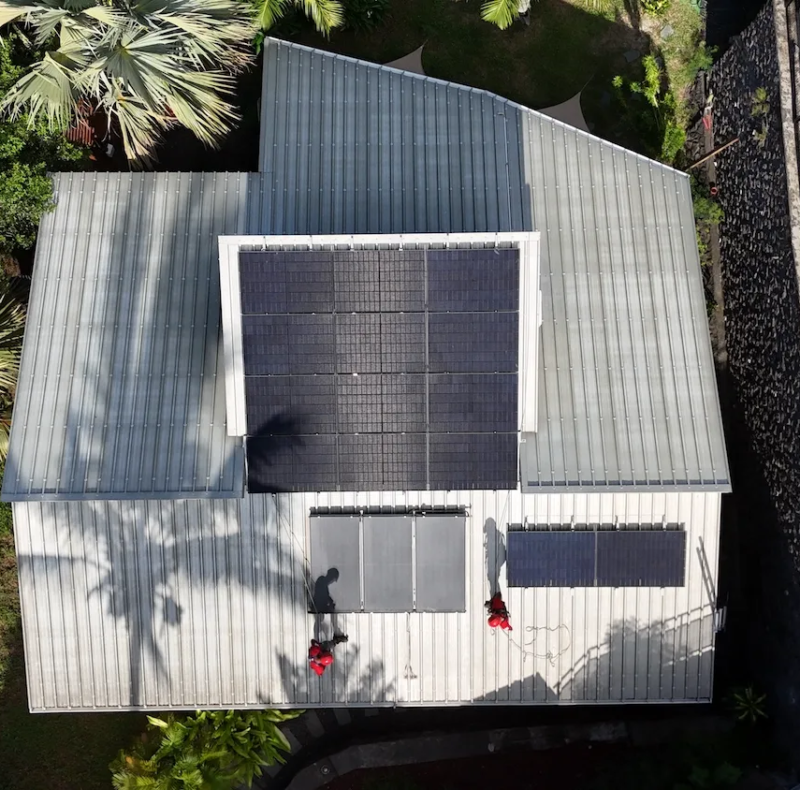 Panneaux solaires esthétiques Full Black sur une villa moderne à Saint-Gilles, La Réunion.