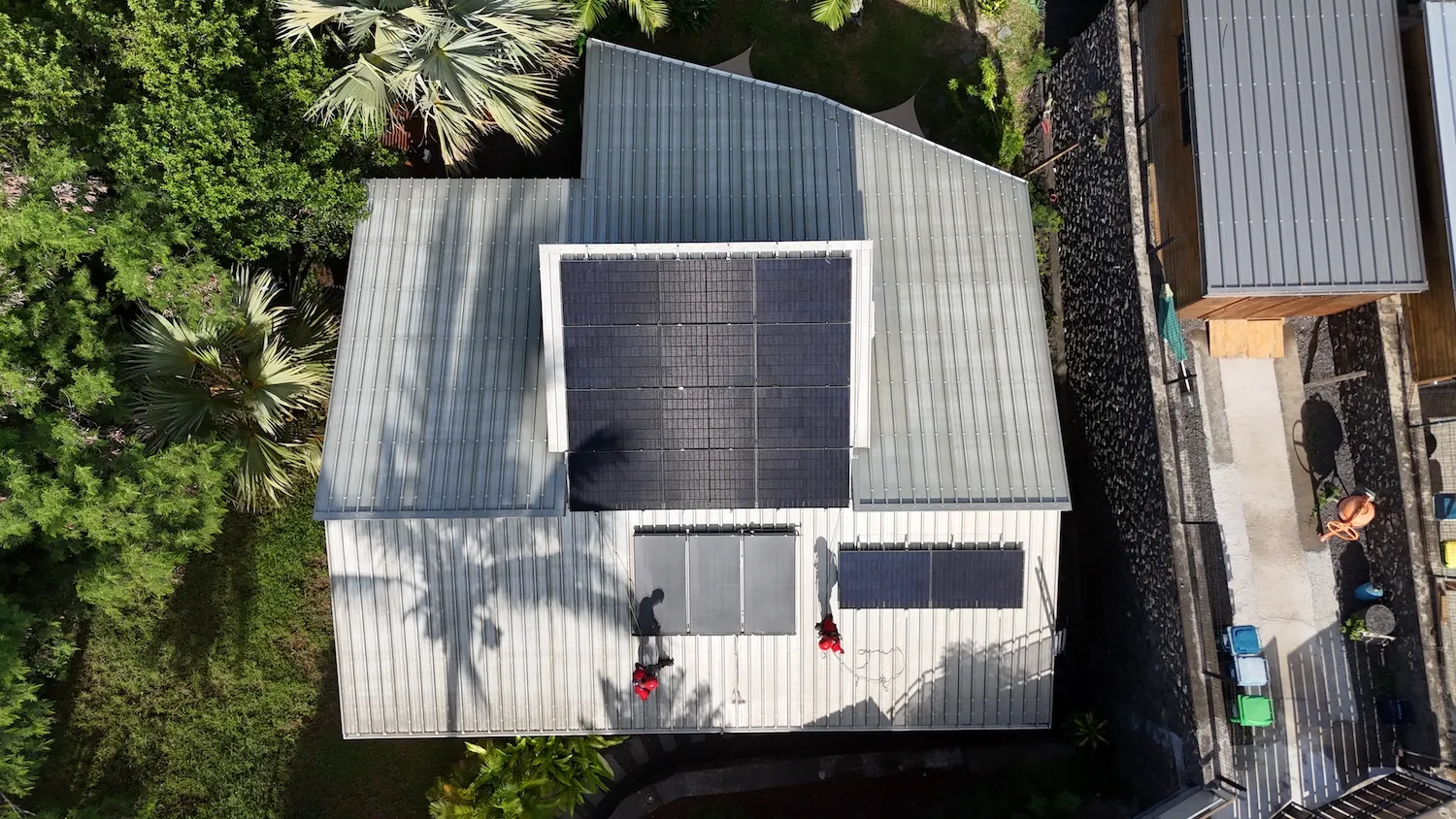Panneaux solaires esthétiques Full Black sur une villa moderne à Saint-Gilles, La Réunion.