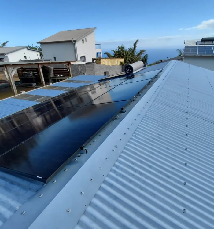 Centrale photovoltaïque 6 kW installée sur une maison 974