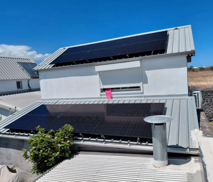 Installation photovoltaïque à La Réunion avec panneaux solaires sur toiture
