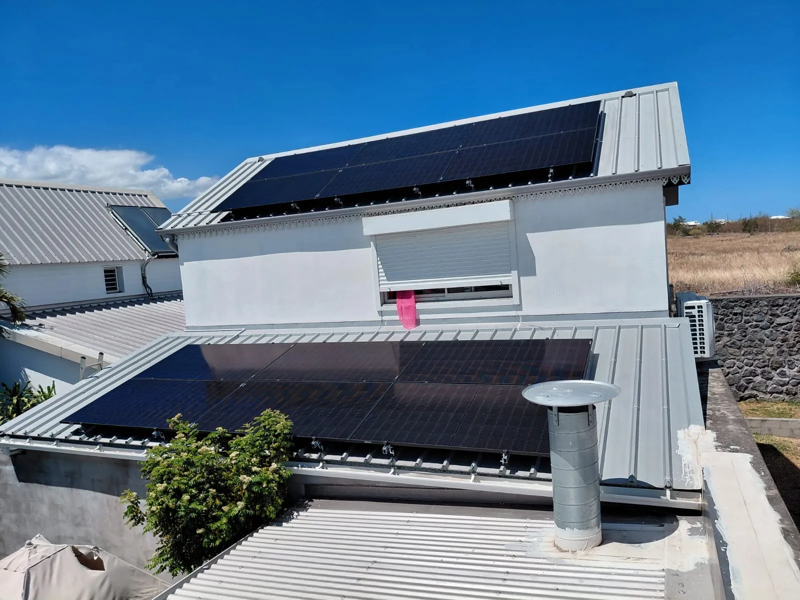 Installation photovoltaïque à La Réunion avec panneaux solaires sur toiture