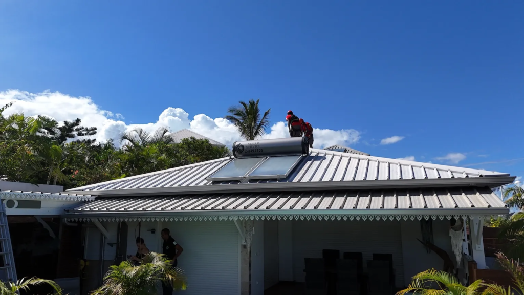 Pose d'un chauffe-eau solaire à Saint-Leu par l'équipe Solar Service pour un client satisfait de l'Ouest.