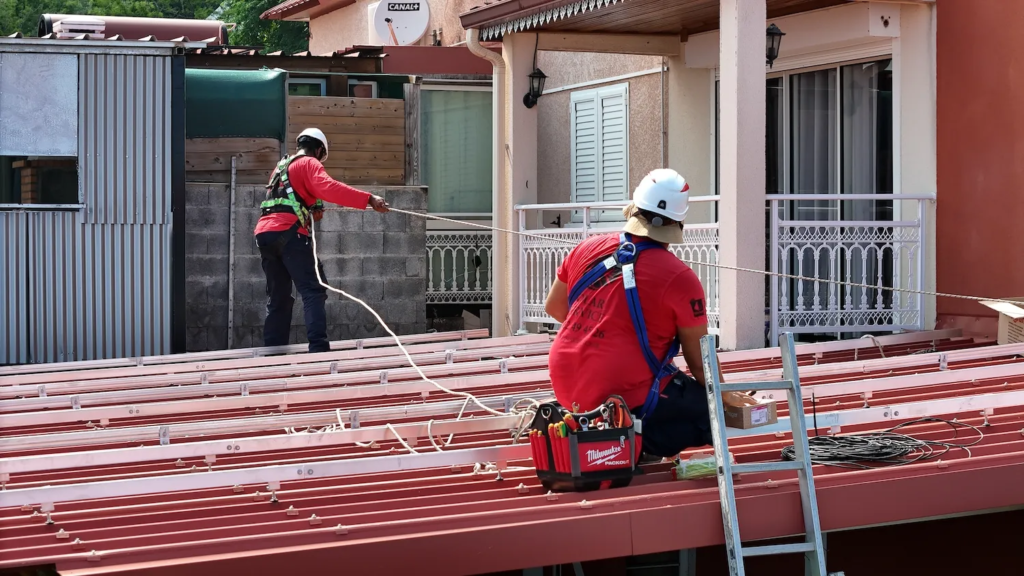 Installation de fixations photovoltaïques sur une toiture multi pan à Saint Leu.