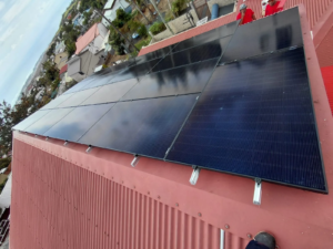 Zoom sur rails anticycloniques fixant des panneaux photovoltaïques sur toiture à Saint-Paul à La Réunion