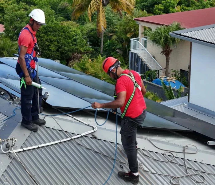 Système de surélévation aéraulique pour refroidissement des panneaux solaires sur toiture en tôle à La Réunion.