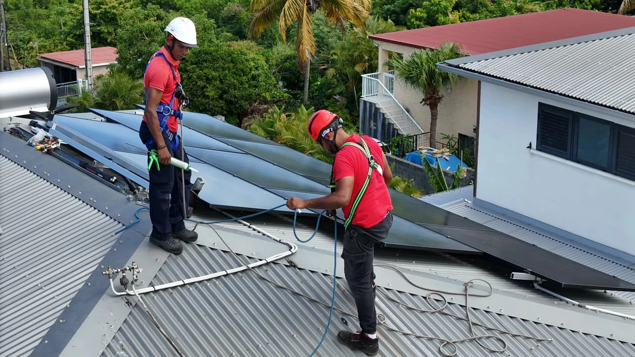Système de surélévation aéraulique pour refroidissement des panneaux solaires sur toiture en tôle à La Réunion.