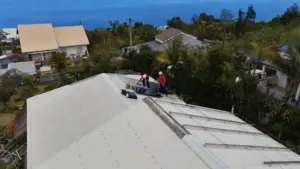 Fixations renforcées pour la résistance de vos panneaux photovoltaïques aux cyclones à La Réunion.