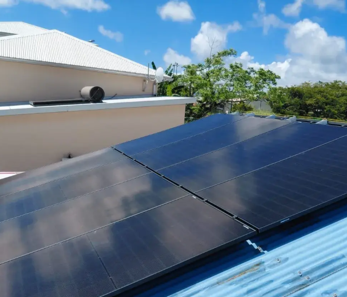 Guide des aides et primes de la CRE pour le photovoltaïque à La Réunion en 2026.