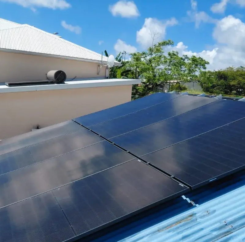 Guide des aides et primes de la CRE pour le photovoltaïque à La Réunion en 2026.