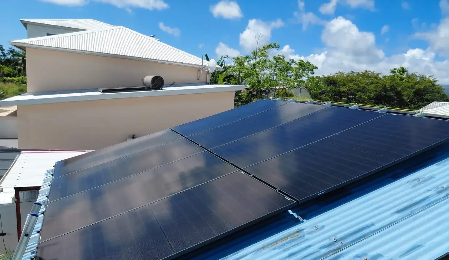 Guide des aides et primes de la CRE pour le photovoltaïque à La Réunion en 2026.