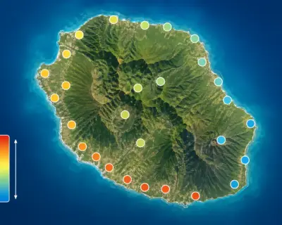 Carte de La Réunion représentant le productible photovoltaïque annuel par commune, du rouge pour la plus forte production au sud-ouest au bleu pour la plus faible à l'est