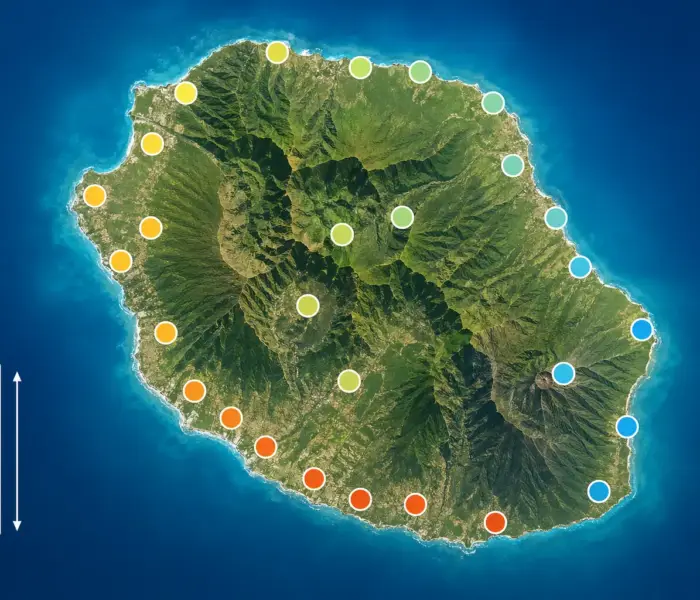 Carte de La Réunion représentant le productible photovoltaïque annuel par commune, du rouge pour la plus forte production au sud-ouest au bleu pour la plus faible à l'est