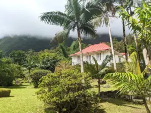 Case créole traditionnelle à toiture rouge dans les Hauts de La Réunion, niveau de bâti patrimonial typique