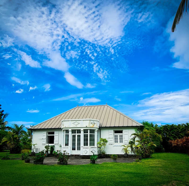 Case créole en bois blanc avec véranda octogonale et toiture quatre pans, exemple typique du bâti à protéger à La Réunion