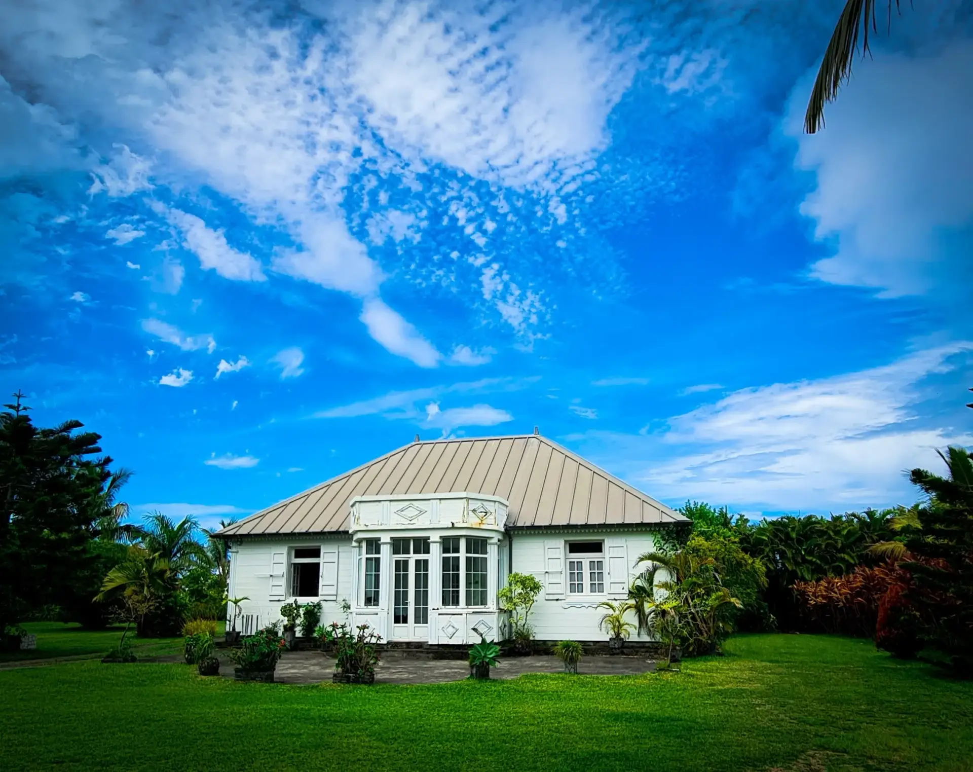 Case créole en bois blanc avec véranda octogonale et toiture quatre pans, exemple typique du bâti à protéger à La Réunion