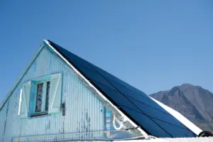 Installation photovoltaïque sur une case créole traditionnelle à Cilaos, La Réunion, avec piton du cirque en arrière-plan, par Solar Service 