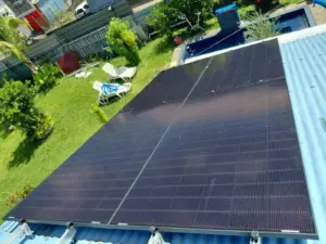 Grande installation photovoltaïque full black sur villa avec piscine à Saint-Gilles les Bains par Solar Service Réunion