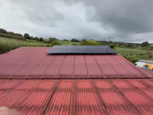 Installation photovoltaïque dans les Hauts de La Réunion sur toiture tôle, en zone agricole sous nébulosité typique de l'est de l'île